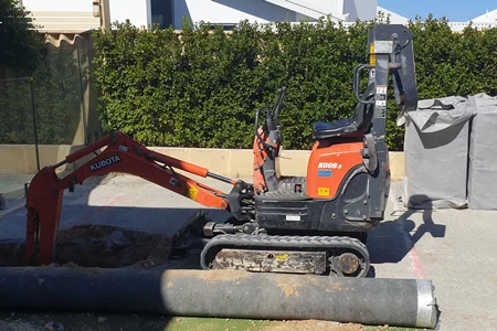 mini-excavator-poly-soakwell-install Mini Excavator poly soakwell install